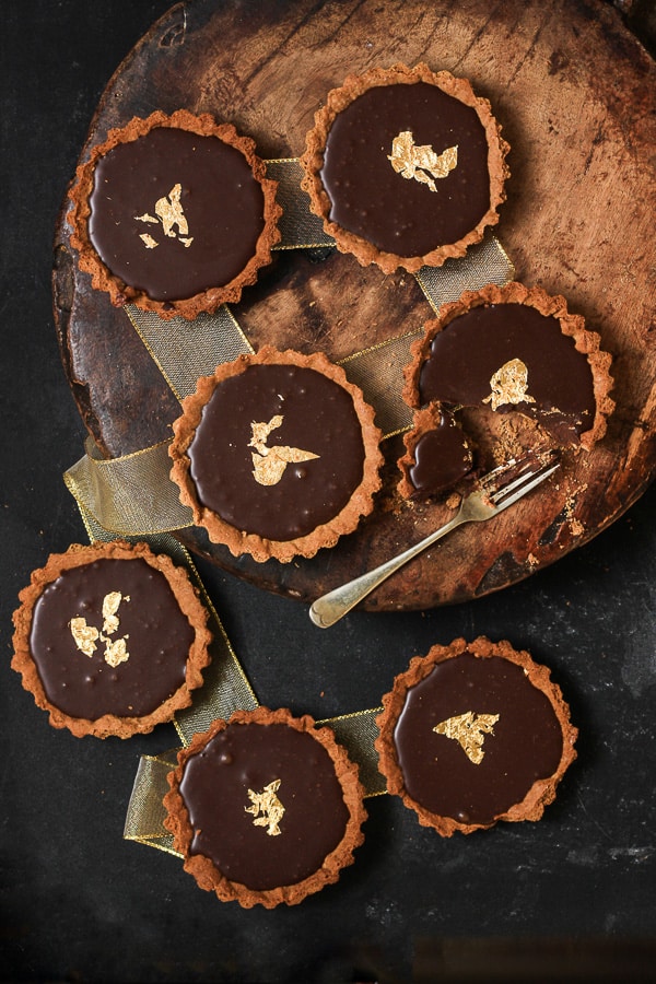 chocolate gingerbread tarts on wooden board with ribbon