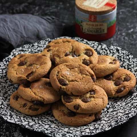 Easy Flourless Salted Chocolate Chip Cashew Cookies Easy Flourless Salted Chocolate Chip Cashew Cookies