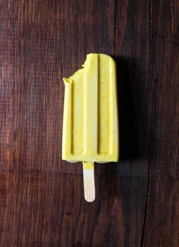 smoothie lolly on wooden board