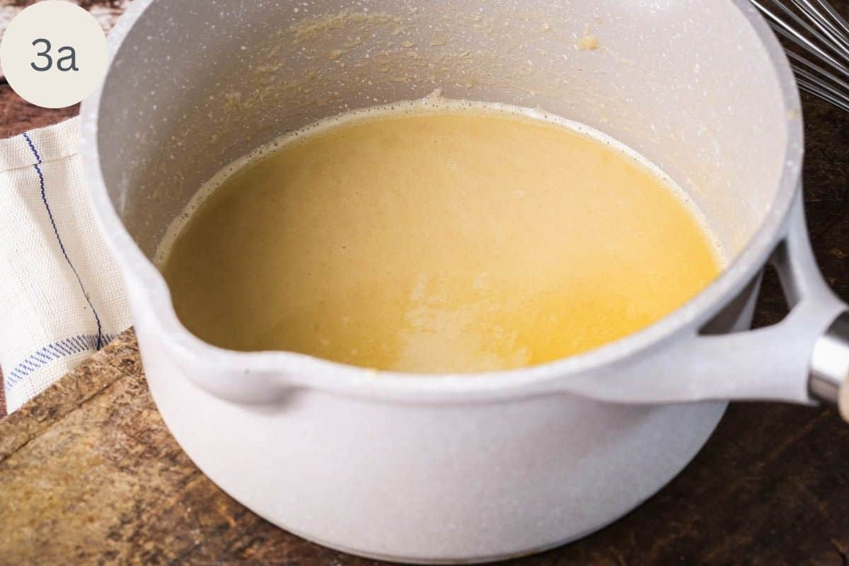 Blond roux made with cassava flour and butter in a saucepan.